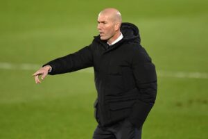 Zidane applauds Madrid players after a "tough" Granada win