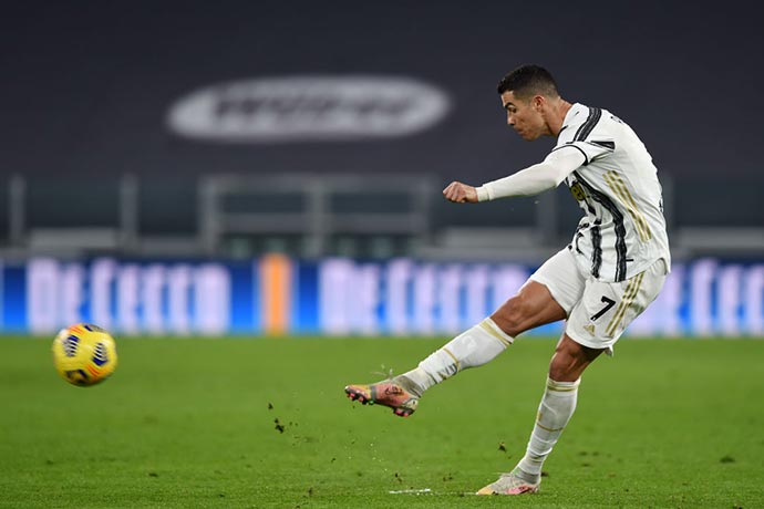 Ronaldo alone scores for Juventus in CL knockout stages