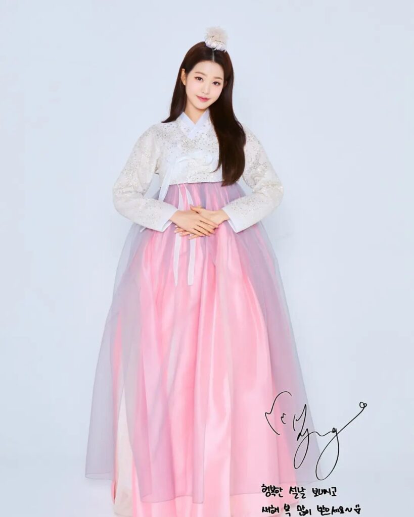 On the 30th, Ive (wonyoung, gaeul, yujin, leeseo, liz, rei) released a new year greeting photo for the new year of 2022, wearing a 6-member, 6-color pastel-toned fine hanbok through their agency Starship Entertainment on the 30th.