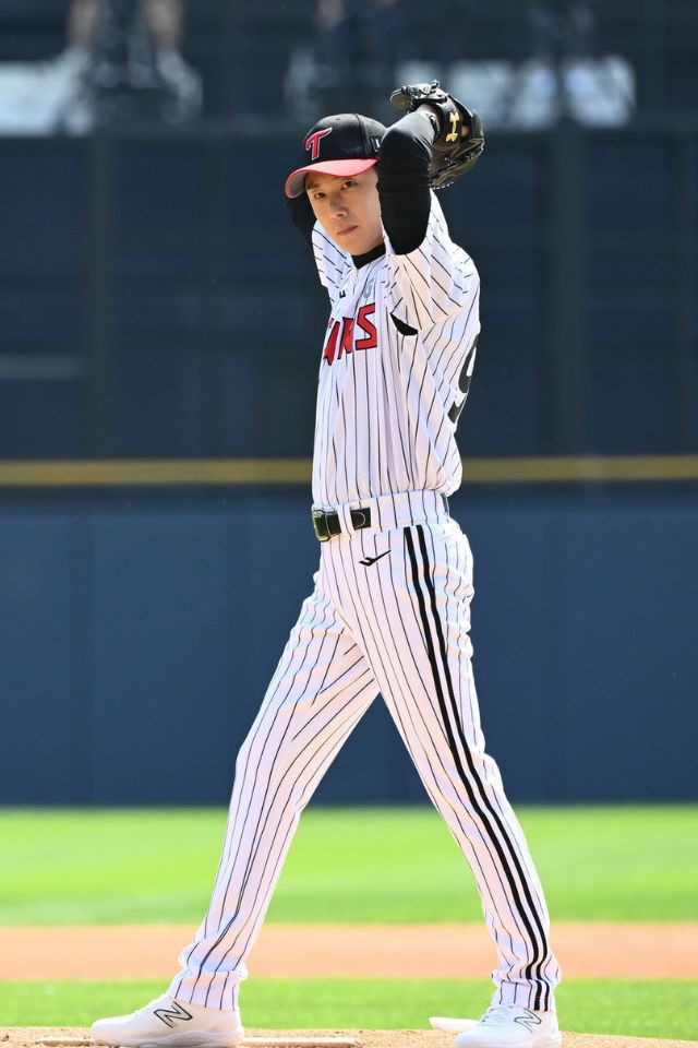 Jung Il Woo throwing the first pitch.