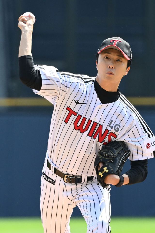 Jung Il woo handsome even while throwing the first pitch