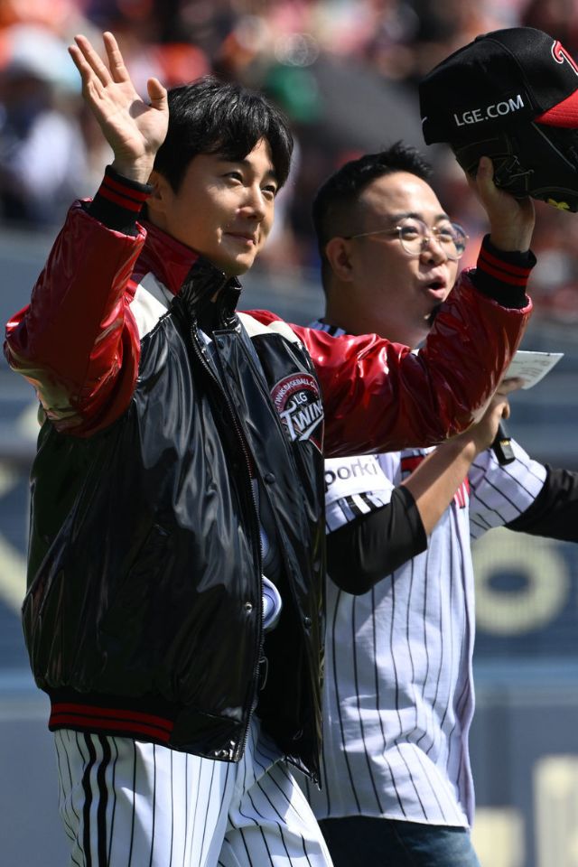 Jung Il Woo is entering the ground to throw the first pitch.